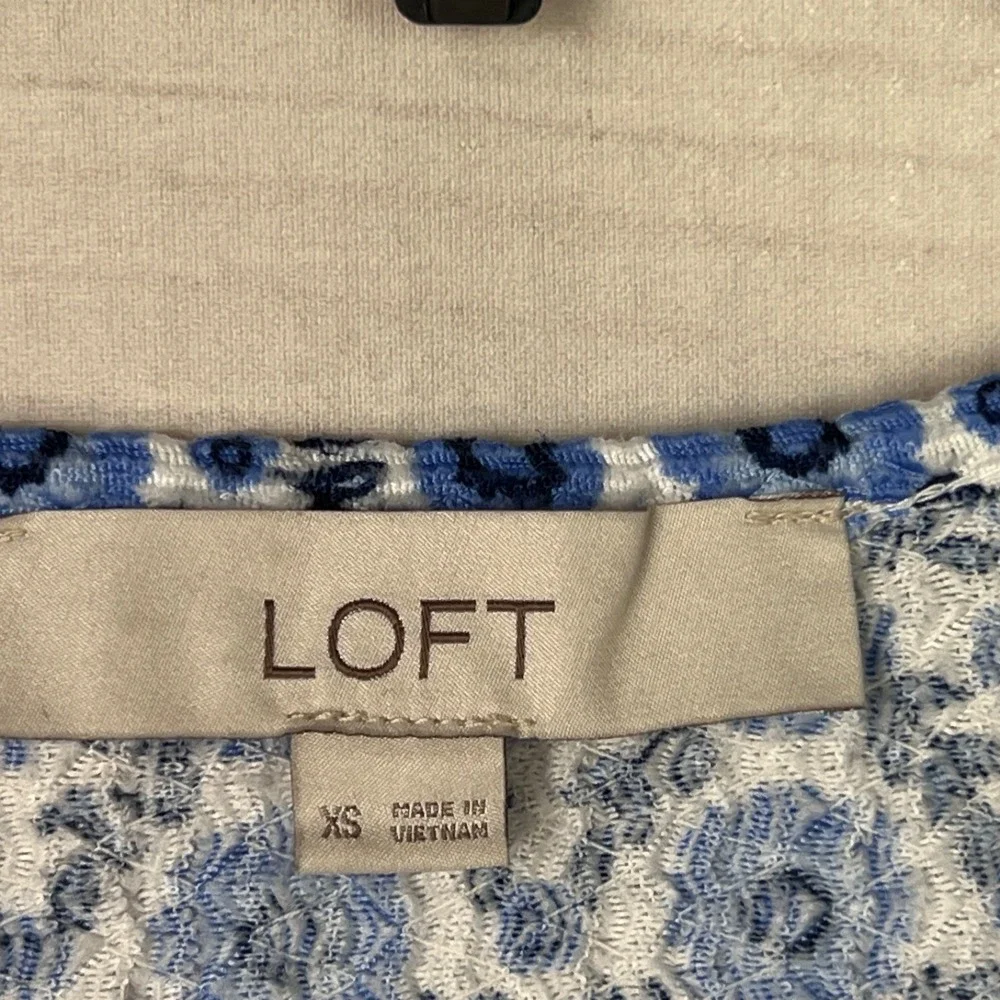 LOFT Top Womens XS Blue Floral Blouse Textured Knit Puff Sleeve Keyhole Neck